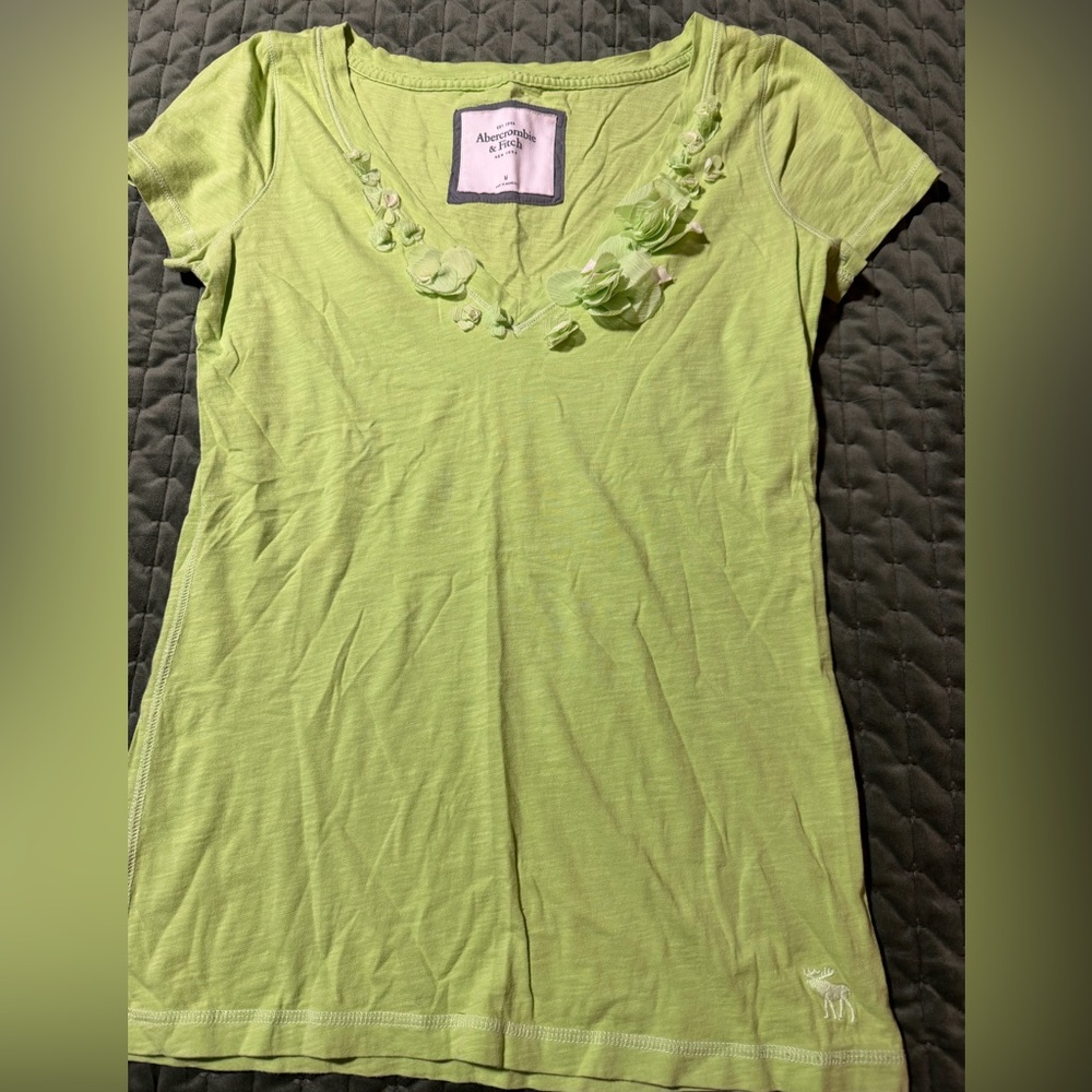 Abercrombie & Fitch lime green short sleeve V-neck T-shirt floral design medium